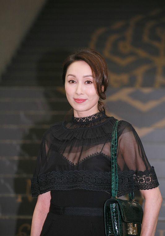 51岁郭可盈仍然挺有韵味,穿吊带裙配透视薄纱,白皙肤色好提气质