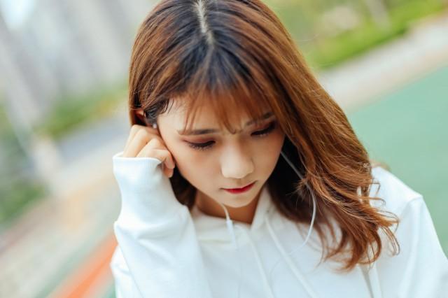 偏黑的人穿什么衣服显白 最显白的穿搭推荐