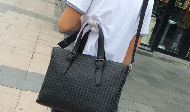 男性单肩包的正确背法 这两种你需要知道