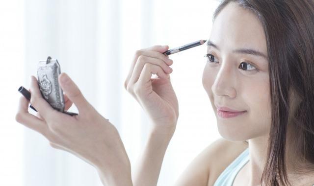 淡妆化妆需要哪些化妆品,教你基本的淡妆化妆步骤
