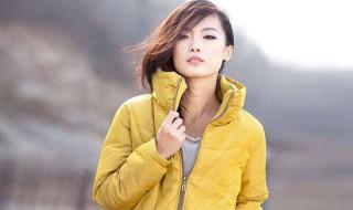 黄面包羽绒服短款搭配 这样穿时髦又保暖