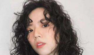 自来卷的头发适合什么发型 春节前的美美发型