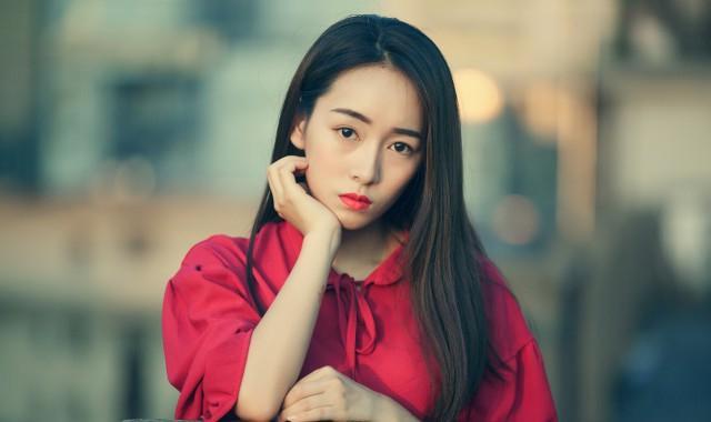 偏黑的人穿什么衣服显白 最显白的穿搭推荐