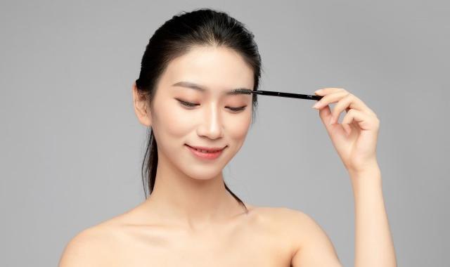 化妆不卡粉的小技巧 教你怎么上妆不卡粉