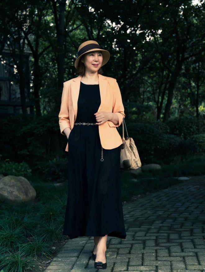 这才是65岁女人的打扮,“一条裙子、多种穿法”,简约大方才优雅