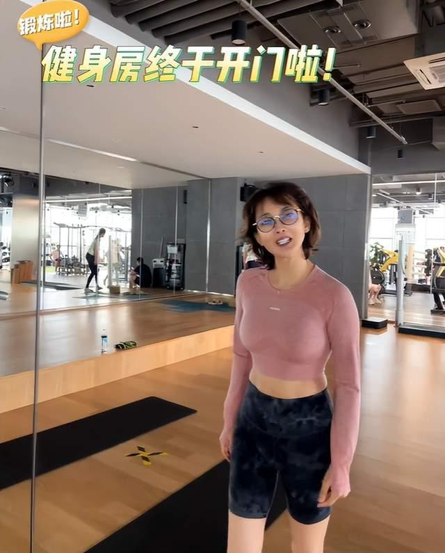 50岁牛莉穿露脐装健身!腹肌明显双腿白嫩细长,一双运动鞋近万元