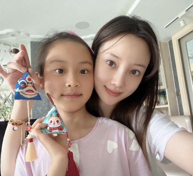 李小璐一家三代过端午节!65岁妈妈张伟欣出镜,气质优雅显冻龄