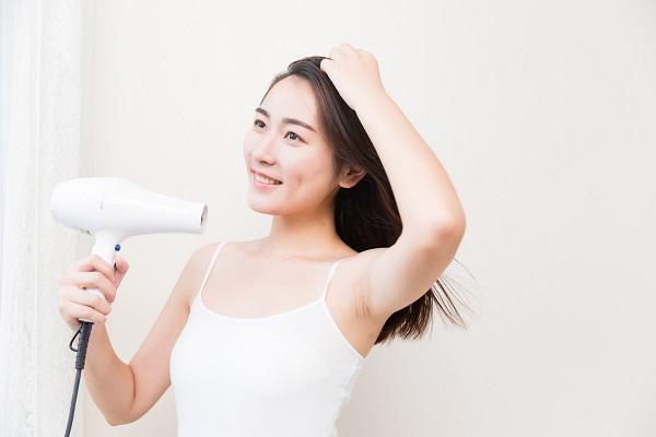 头发干枯毛躁的解决方法