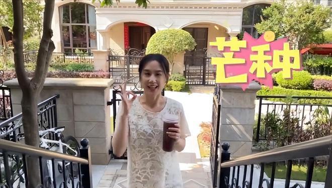 黄圣依罕曝光自家别墅!手里一个杯子500块,院内开满鲜花似公园