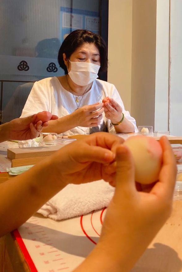 张子萱陪婆婆一起做甜点,关系好融洽,安安躺奶奶身上撒娇超可爱
