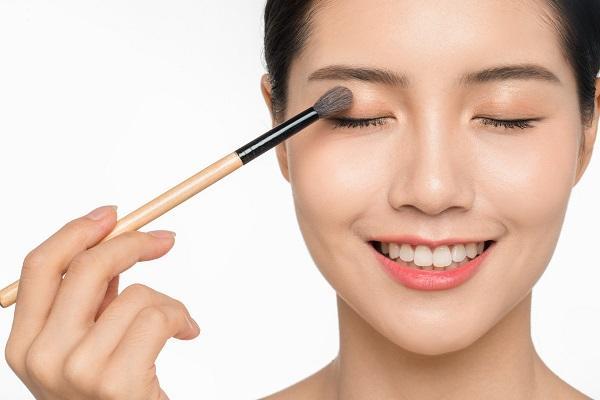 双眼皮怎样涂眼影