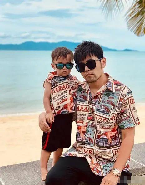 周杰伦儿子罗密欧近照曝光 卷发造型帅气十足