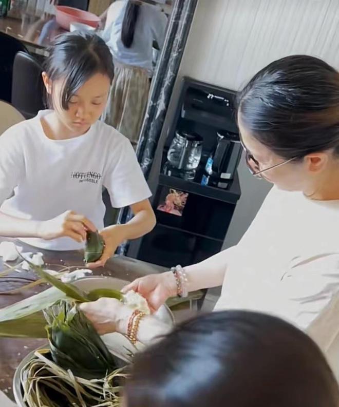 贾乃亮在海南过端午,一个粽子咬一口,被网友吐槽:浪费粮食