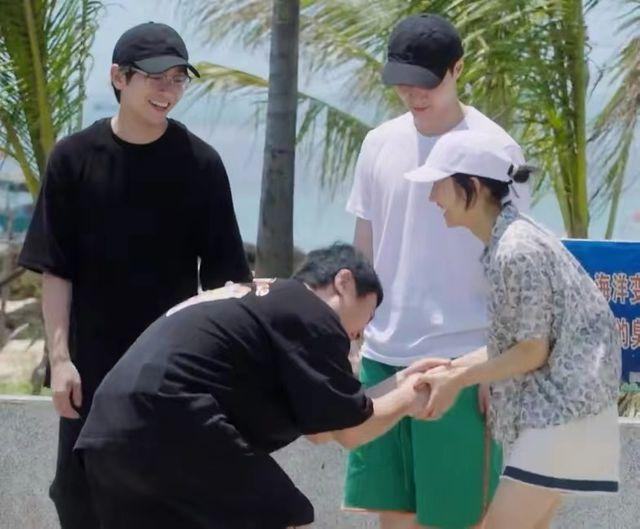 《向往6》引热议,知情人爆其请俩阿姨洗碗,主持人只呆几天就走