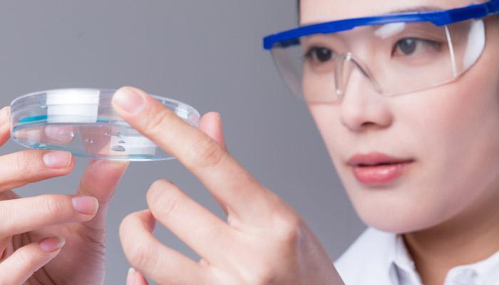 普通眼镜可以代替护目镜吗
