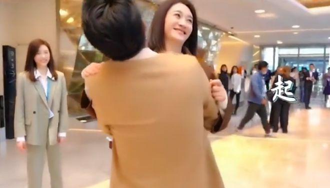 李小冉片场被靳东抱6次!男方嘴唇紧闭显吃力,女方笑到合不拢嘴