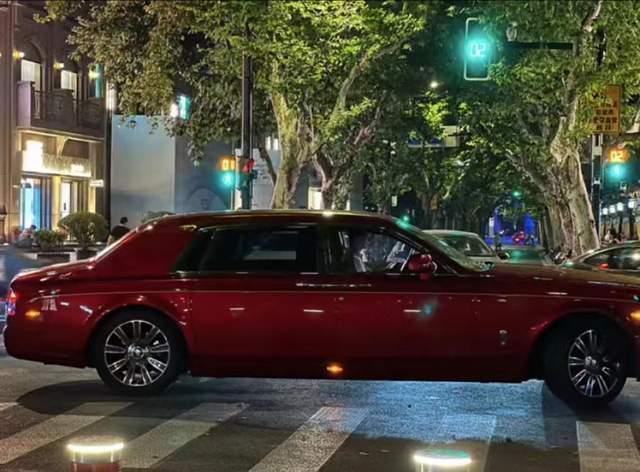 王思聪携网红女友慎捷现身上海闹市,开1300万定制加长劳斯莱斯