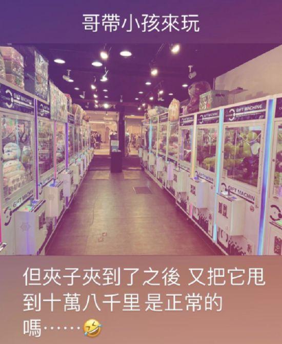 周杰伦儿子罗密欧近照曝光 卷发造型帅气十足