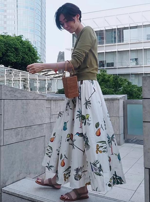 50岁的女人,夏天试试下面这四双鞋子,好看又时髦