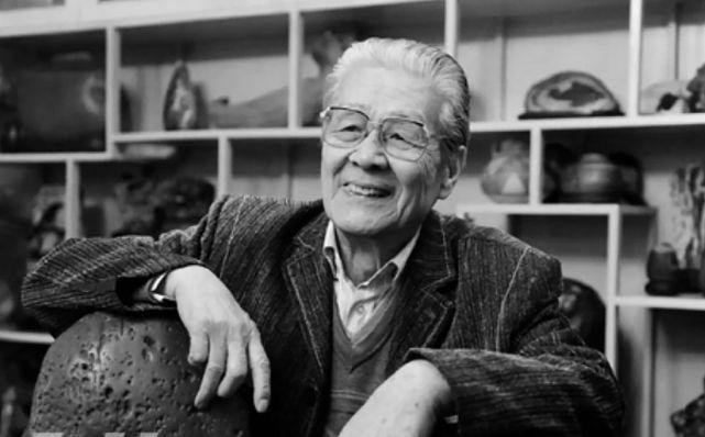 央视主持人李梓萌播报蓝天野去世,因职业笑遭吐槽,评论陷两极化