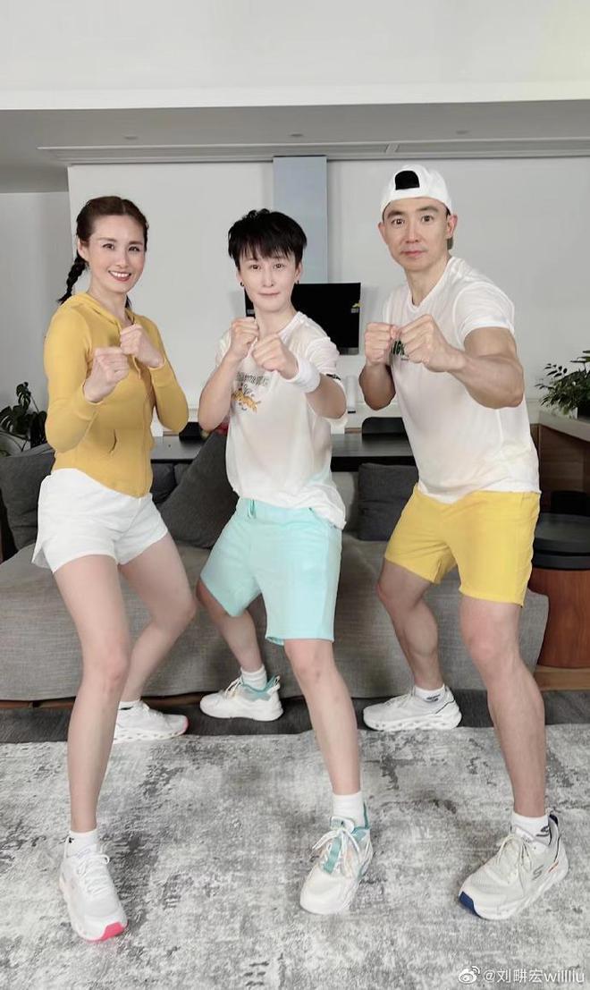 太暖了!刘畊宏直播时请蒋璐霞教女生防身术