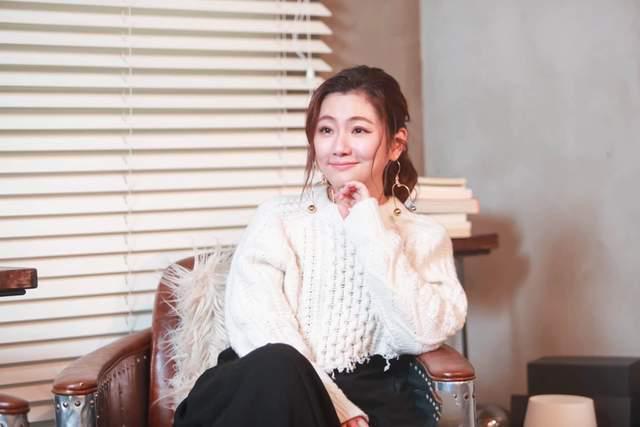 Selina与小7岁男友秀恩爱!手牵手看展览,无名指戴对戒疑似结婚