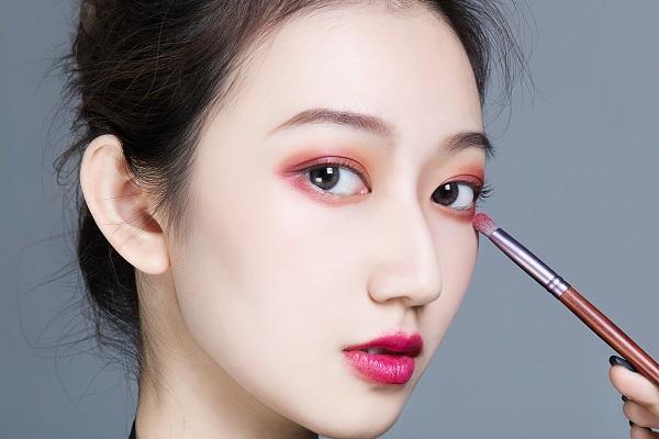 鱼尾眼妆画法步骤