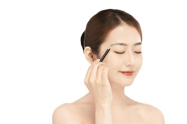 卡其色彩眉笔的用法
