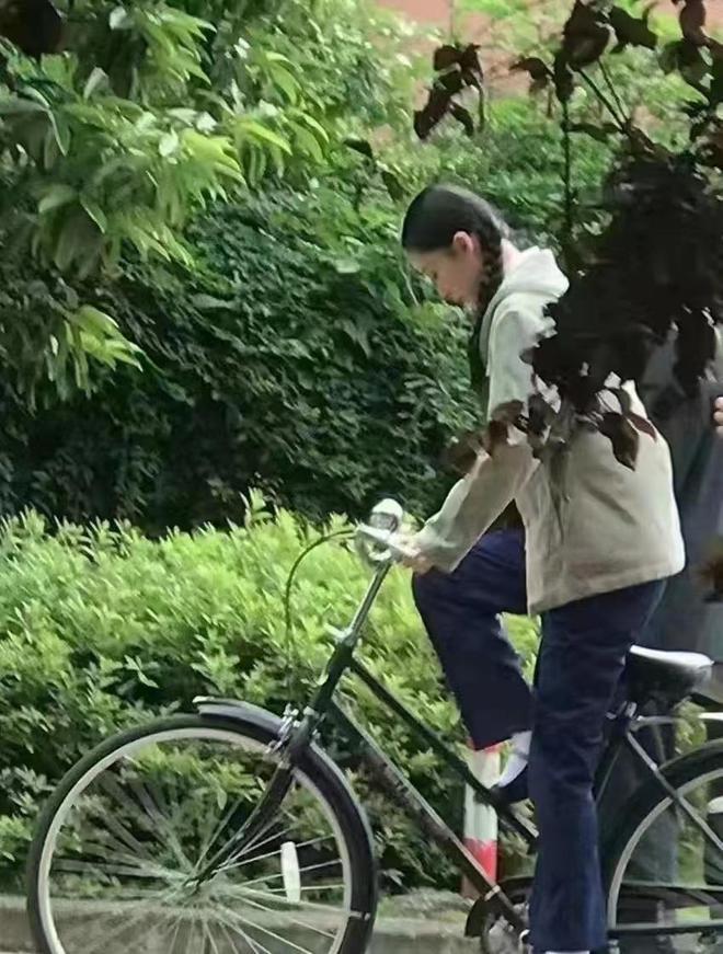 李沁拍戏被误认成学生 网友在学校小助手上求认识
