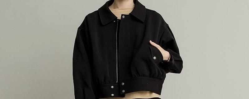 黑色夹克配什么裤子