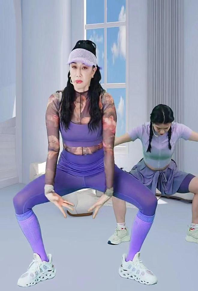 钟丽缇直播跳操自信过头,身材不如女助理,腰间赘肉太明显!