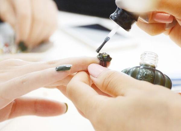 适合冬季的美甲颜色 好看的冬季美甲颜色有哪些