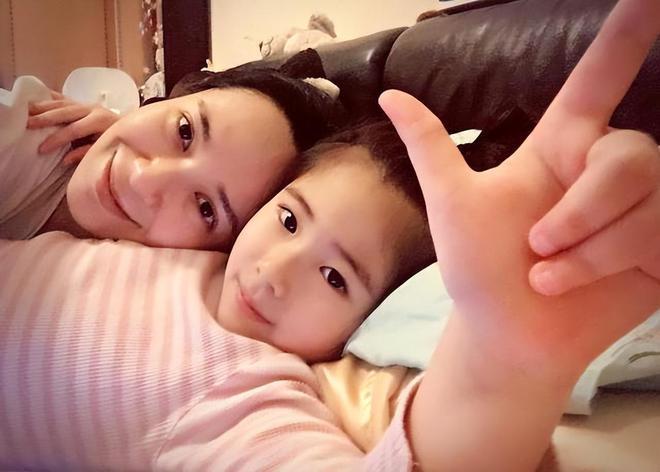 47岁郭羡妮罕晒母女合影!长发红唇太精致,澄清女儿出道拍戏传闻