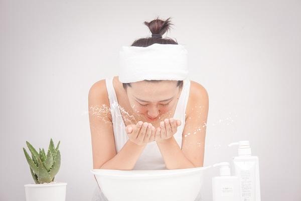 雅诗兰黛精华液的正确使用方法