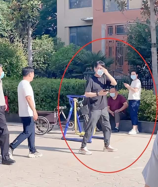 靳东回老家疑陪外甥女高考,两人合照罕见曝光,颜值出众身高1米7