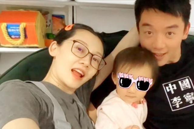 郑恺苗苗官宣二胎儿子诞生 晒一家四口合照好温馨
