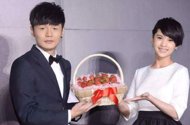 李荣浩发文为杨丞琳庆生 获甜蜜回复:有你就快乐