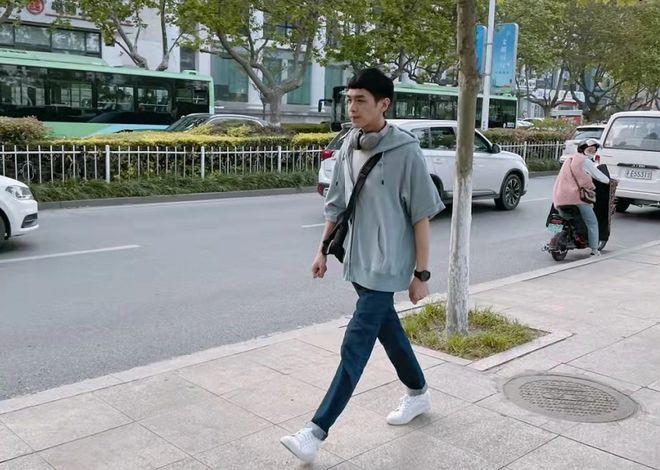 张若昀身体惹担忧,现身马路边被指暴瘦成纸皮人,手暴青筋引围观