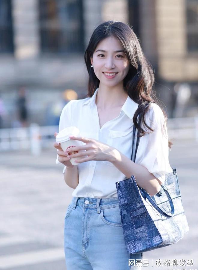 夏天穿T恤凉快又舒服,但衬衫穿得好更显气质,实用的搭配学起来