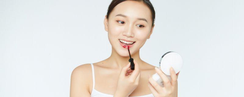 如何涂唇釉
