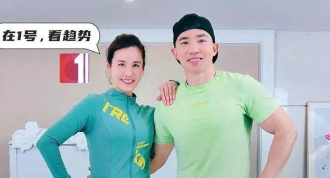 钟丽缇直播健身惹争议,开十级美颜秀事业线,动作夸张疑打擦边球