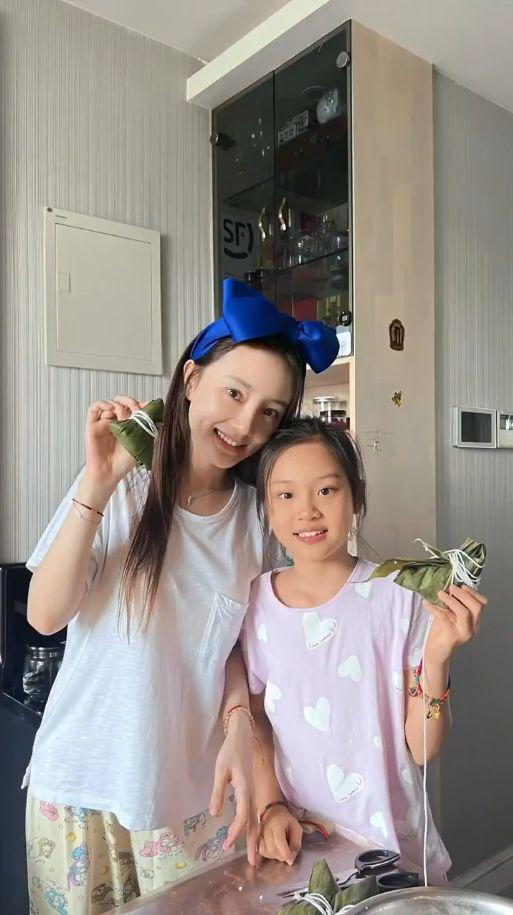 悄悄复合?李小璐分享祖孙三代人包粽子,疑贾乃亮现身家中引猜疑