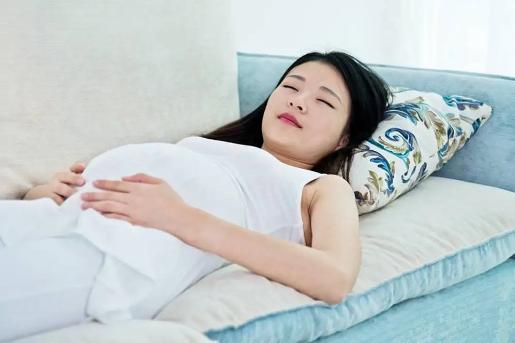 做完取卵手术之后侧着睡觉会挤压到卵巢的说法是真的吗？