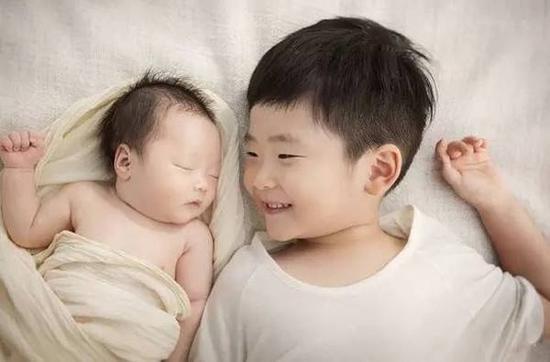 孩子服用回春散后要注意副作用，可能会出现呕吐、拉自己体内等症状