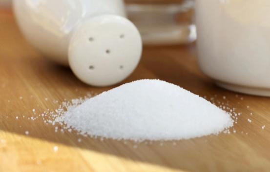 婴儿的辅食中应该添加盐吗？吃盐对宝宝的身体有什么影响？