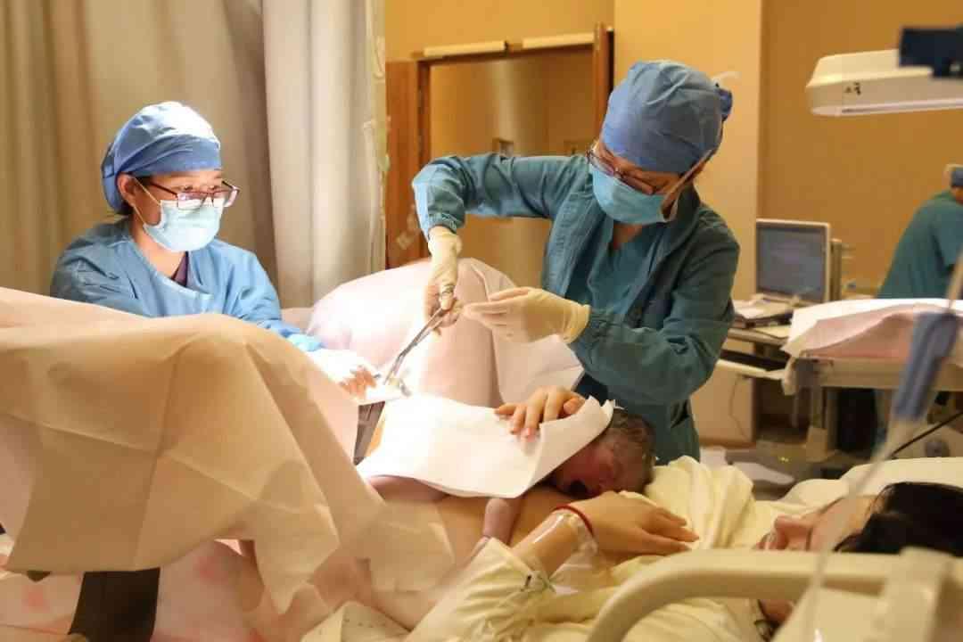 脐带剪断，富强和新生儿谁痛？