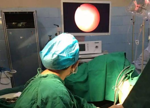 自己体内膜薄的患者做宫腔镜检查很有必要，但是宫腔镜的风险要提前了解