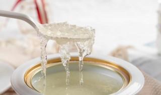 泡发燕窝用什么水最好（泡发燕窝要用什么水）