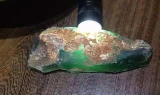 淘到的翡翠原石怎么卖给别人，捡到的翡翠原石卖出去犯法吗?