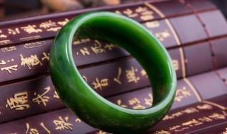 别人送的翡翠手镯怎么保养（别人送玉手镯自己戴着好不好）